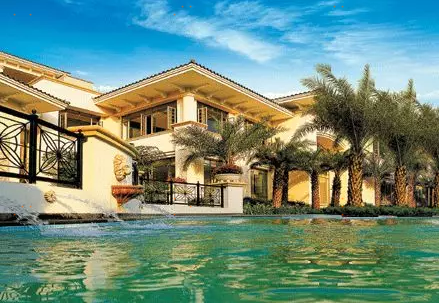 新常态下，地产大鳄纷纷指向国康，房企转型的2条路径已见规模