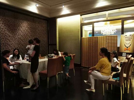 国康广佛团队为社区业主举办三伏灸活动