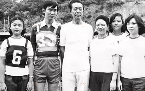 王永庆夫妇及子女参加运动会 王永庆夫妇及子女参加运动会