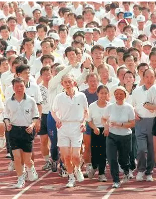 每年运动会,王永庆坚持参加长跑 每年运动会,王永庆坚持参加长跑