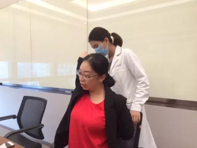 健康保险理疗师在做健康保险服务 健康保险理疗师在做健康保险服务
