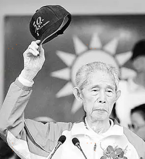 2007年,去世前一年还出席运动会,脱帽向员工致意 2007年,去世前一年还出席运动会,脱帽向员工致意